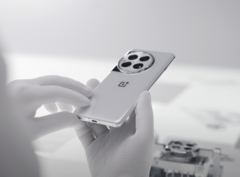 Le OnePlus 12 est déjà disponible en finitions noire et verte. (Source de l&#039;image : OnePlus)