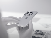 Le OnePlus 12 est déjà disponible en finitions noire et verte. (Source de l'image : OnePlus)