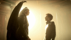 Lucifer et Dream s&#039;affrontent dans un moment de tension divine, l&#039;une des nombreuses confrontations visuellement saisissantes de la saison 2 du Marchand de sable (Source : Netflix)