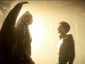Lucifer et Dream s'affrontent dans un moment de tension divine, l'une des nombreuses confrontations visuellement saisissantes de la saison 2 du Marchand de sable (Source : Netflix)