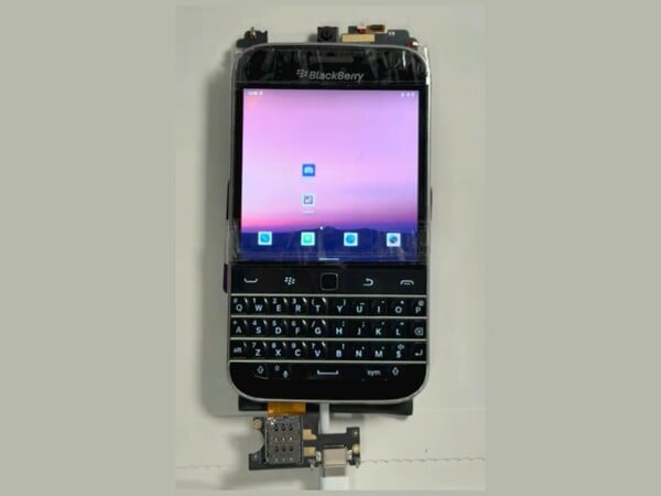 Un prototype fonctionnel du Zinwa Q25 avec une nouvelle carte mère. (Source de l'image : Zinwa)