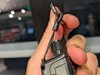 M1 est livré avec une lanière et un clip