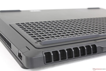 Nombreuses grilles d'aération à l'arrière, sur les côtés et sur le fond de l'appareil