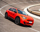 Fiat a lancé son SUV compact électrique 600e d'inspiration rétro dans un coloris rouge en partenariat avec (RED) pour aider à lutter contre le VIH/sida. (Source de l'image : Fiat)