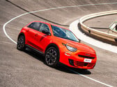 Fiat a lancé son SUV compact électrique 600e d'inspiration rétro dans un coloris rouge en partenariat avec (RED) pour aider à lutter contre le VIH/sida. (Source de l'image : Fiat)