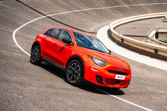 Fiat a lancé son SUV compact électrique 600e d'inspiration rétro dans un coloris rouge en partenariat avec (RED) pour aider à lutter contre le VIH/sida. (Source de l'image : Fiat)