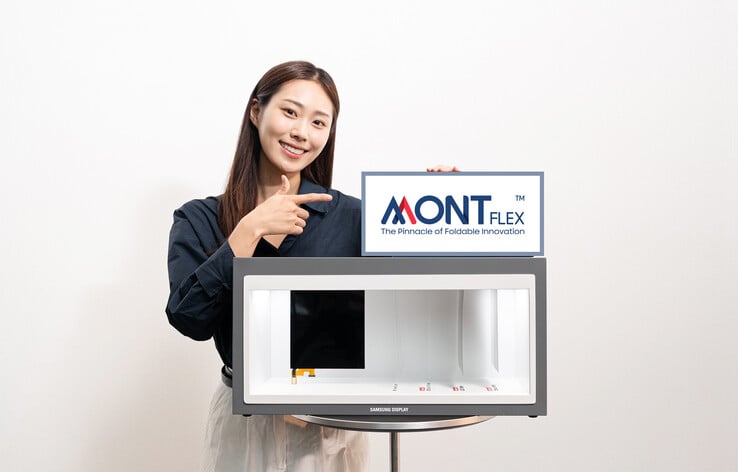 Une femme présente la nouvelle marque avec ce qui semble être un nouveau panneau d'affichage (Source de l'image : samsungdisplay.com)