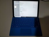 Un échantillon d'ingénierie de Microsoft Surface Pro 8 apparaît sur eBay pour 1 300 $US. (Source de l'image : eBay)