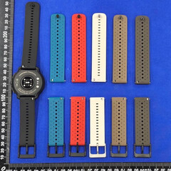 La Suunto Race 2 avec plusieurs bracelets d&#039;origine. (Source de l&#039;image : Japanese Radio Authority)