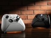 Le socle de charge 8BitDo Ultimate pour manettes Xbox en blanc et noir.