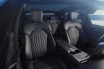 Xiaomi SU7 (2026) dans la nouvelle couleur Capri Blue : la berline sportive électrique reçoit plus qu'un simple lifting mineur. (Source de l'image : Xiaomi)