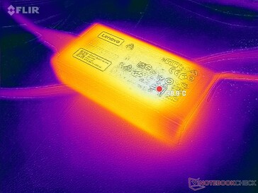 L'adaptateur secteur peut atteindre 40 °C lorsque des charges exigeantes sont utilisées pendant plus d'une heure