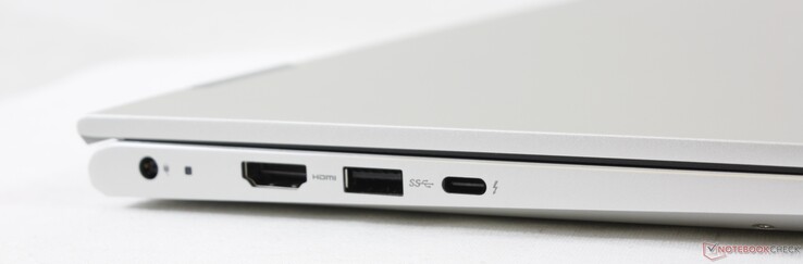 A gauche : adaptateur secteur, HDMI 2.0, USB-A 3.2 Gen. 1, USB-C avec Thunderbolt 4 + Power Delivery et DisplayPort