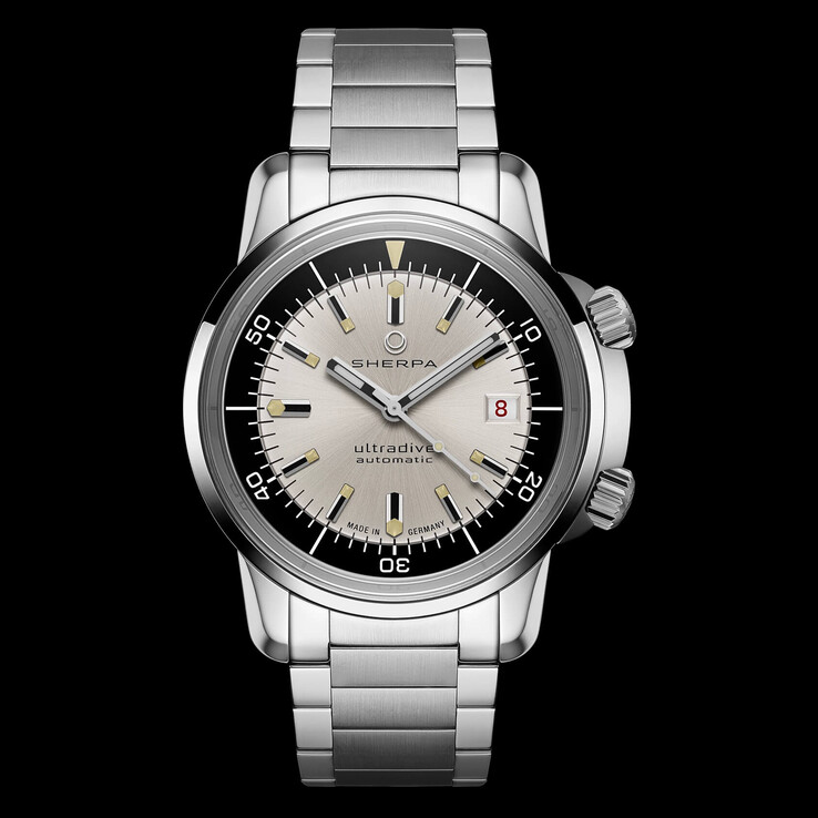 La montre Sherpa Ultradive Tuxedo est dotée d'un cadran argenté galvanisé (Source : Sherpa)