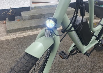 Les lumières s'allument à l'avant - Essai du vélo électrique Touroll B2
