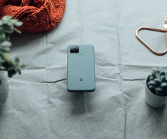 Le Pixel 5 est l'un des sept appareils à recevoir la mise à jour de Google d'octobre 2021. (Image source : Jonas Elia)