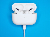 Les AirPods Pro personnalisés pourront être commandés avant que Apple ne supprime Lightning au profit de l'USB Type-C. (Image source : John Smit)
