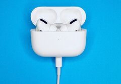 Les AirPods Pro personnalisés pourront être commandés avant que Apple ne supprime Lightning au profit de l&#039;USB Type-C. (Image source : John Smit)