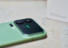 Le Xiaomi 17 Pro Max dispose d'un écran assez grand à l'arrière. Que pouvez-vous en faire ? (Source de l'image : Notebookcheck)