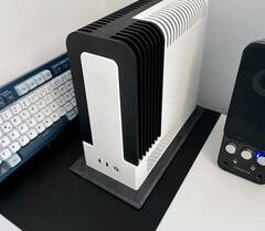 Le Monochrome 2 est un PC SFF AMD Ryzen AI Max+ 395 sans ventilateur. (Source de l'image : TheJiral via smallformfactor.net)