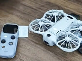 Le DJI Neo 3 à côté de sa télécommande RC Mini, de droite à gauche.