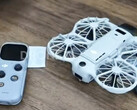 Le DJI Neo 3 à côté de sa télécommande RC Mini, de droite à gauche.
