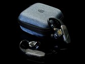 Le Go Pod Air d'iFi se connecte aux écouteurs via un connecteur à 2 broches ou un connecteur MMCX. (Source de l'image : iFi Audio)