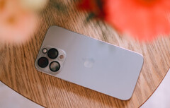L'iPhone 15 Pro peut être légèrement plus lent dans certaines tâches après la mise à jour vers iOS 18. (Source de l'image : Swello - Unsplash)