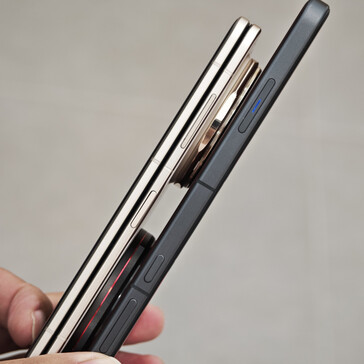 Le X200 Ultra et le Magic V5, de droite à gauche. (Source de l'image : Fenibook)