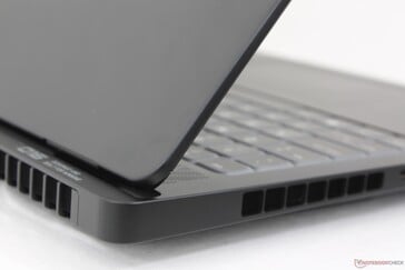 Les empreintes digitales s'accumulent rapidement sur la surface foncée, mais sont par ailleurs faciles à nettoyer