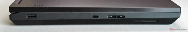 À gauche : USB-A 3.2 Gen.2 (10 Gbit/s), USB-C 4.0 avec Thunderbolt 4 (40 Gbit/s, DisplayPort 2.1, 180W Power Delivery), lecteur de carte SD (SD Express 8.0)