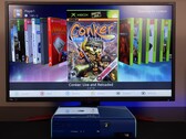 Une Xbox 360 bleue modifiée exécutant un tableau de bord homebrew personnalisé sur un moniteur, affichant le jeu "Conker : Live and Reloaded" ainsi que d'autres titres Xbox et émulateurs. (Source de l'image : Modern Vintage Gamer sur YouTube)