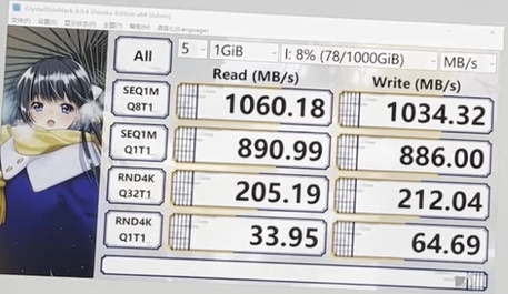 Résultats CrystalDiskMark 8 de la vidéo en direct de Dockcase. Les résultats indiquent que le boîtier prend pleinement en charge les vitesses de l'USB 3.2 Gen 2. (Image via Dockcase)