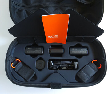 Rangement des accessoires en dessous. (Source de l'image : Notebookcheck)