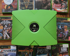 Une Xbox de couleur verte avec 10 titres Xbox rétro illustrés