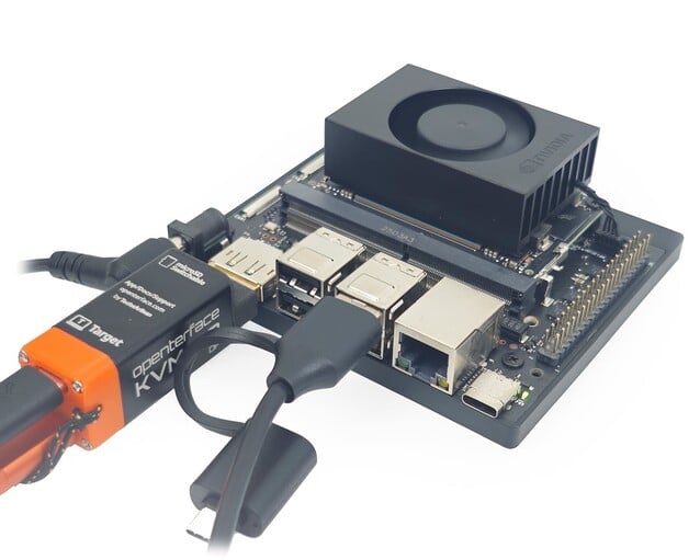 Tout le matériel s'insère dans le connecteur de l'écran, ce qui réduit l'encombrement des câbles. (Source de l'image : Openterface via Crowdsupply)