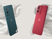 Le Moto G05 est disponible en rouge prune et en vert forêt (Image source : Motorola)
