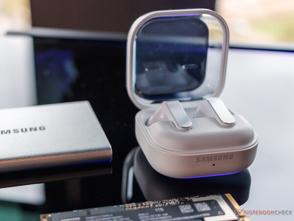 Les Galaxy Buds 4 ont abandonné les tiges angulaires des Galaxy Buds 3 pour des tiges plates.