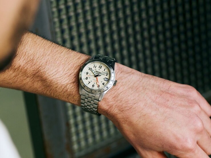 Une personne portant à son poignet une Seiko 5 Sports Field-HDB002 dotée d’un cadran beige.
