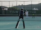 L'humanoïde Ubtech Walker S2 jouant au tennis (Source de l'image : Ubtech Robotics sur YouTube)