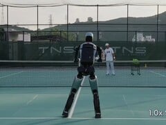 L'humanoïde Ubtech Walker S2 jouant au tennis (Source de l'image : Ubtech Robotics sur YouTube)