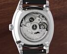 Vue arrière de la Timex Marlin Chatham Automatic montrant son mouvement automatique Miyota à travers le fond transparent du boîtier