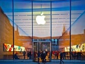 Vue extérieure du magasin Apple avec le logo et les clients à l'intérieur (Source d'image : Pixabay)