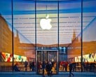 Vue extérieure du magasin Apple avec le logo et les clients à l'intérieur (Source d'image : Pixabay)