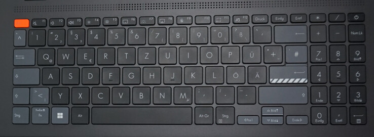 Clavier avec une bonne course et des touches fléchées un peu étroites