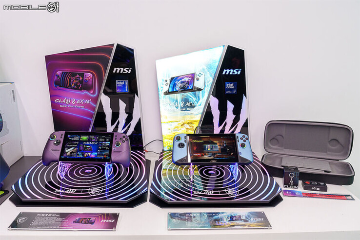 Le Claw 8 EX AI+ en exposition avec le Claw 8 AI+ Glacier Blue.