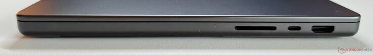 À droite : Lecteur de carte SD, USB-C 4.0 avec Thunderbolt 4 (40 Gbit/s, mode DisplayPort ALT, Power Delivery), sortie HDMI