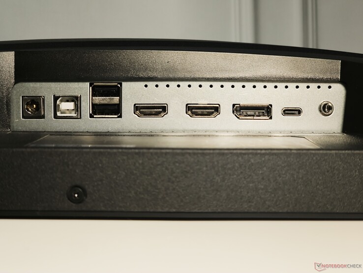 De gauche à droite : Entrée DC, USB Type-B en amont, 2x USB Type-A, 2x HDMI 2.1 en sortie, 1x DisplayPort 1.4a en sortie, USB Type-C (avec DisplayPort Alt mode et 65 W Power Delivery), sortie casque