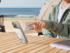 Baseus a lancé le Magnetic Rotating Stand Power Bank 5000mAh 20W en Chine. (Source de l'image : Baseus)