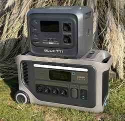 La Anker Solix F3000 est nettement plus grande que la Bluetti Elite 300, mais aussi plus puissante.